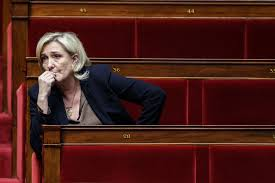Justiça condena Marine Le Pen, mas não mata a direita. Pelo contrário